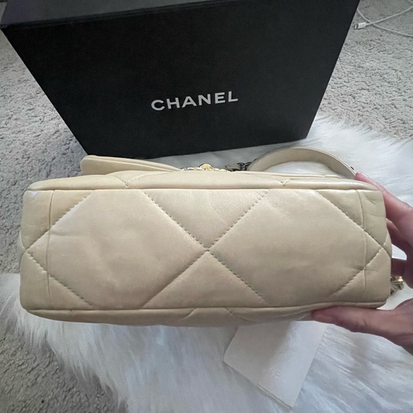 Chanel c19 pre-owned in very good condition ๐ - Picture 3 of 6